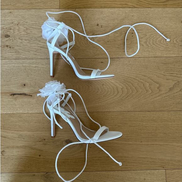 Gianni Bini x Caelynn Bell - Papillon Flower Ankle Wrap Strappy Sandals in White - Picture 2 of 9